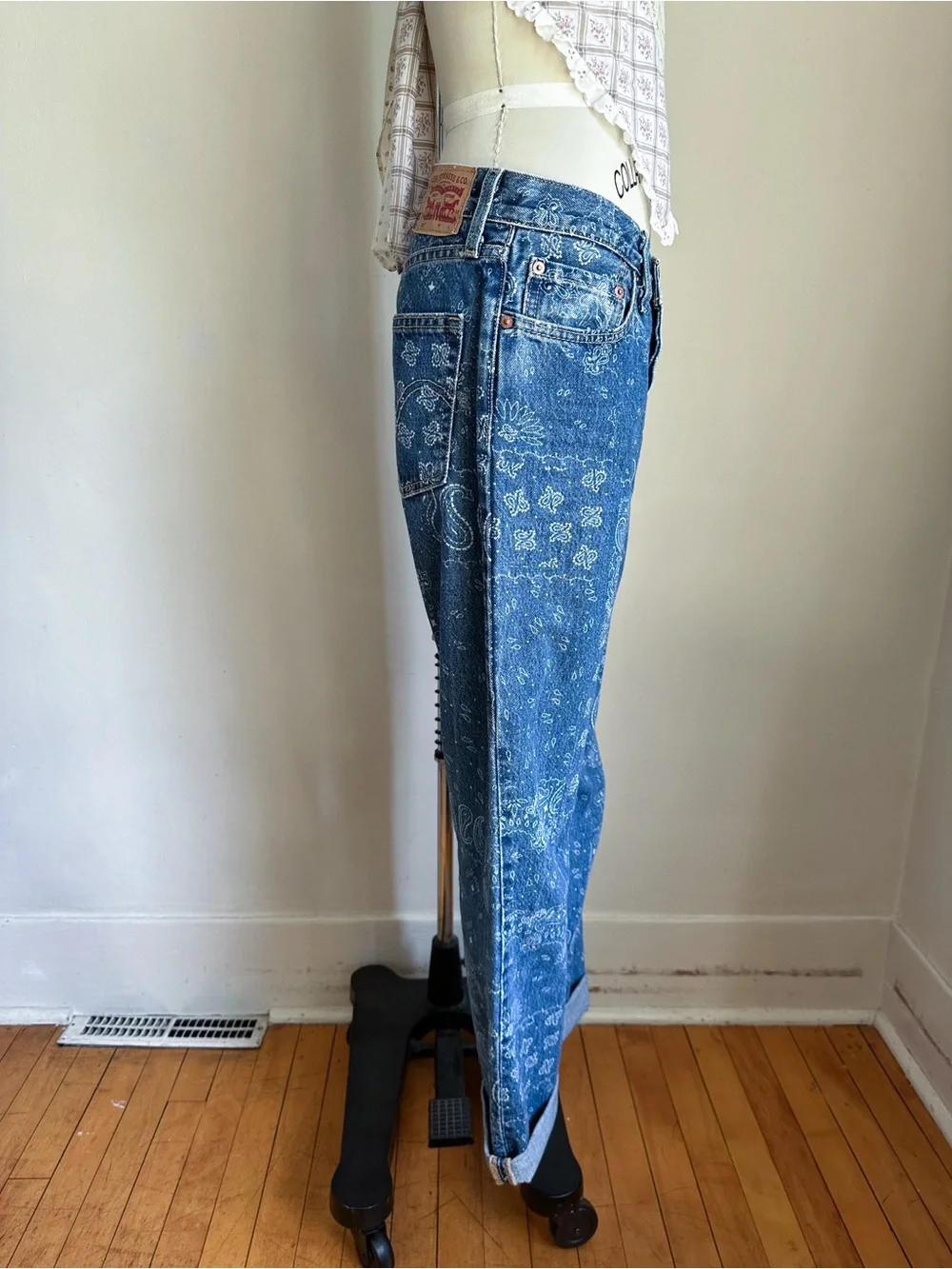 Levi’s 501 Blue Bandana Print Straight-Leg Jeans - Picture 7 of 9
